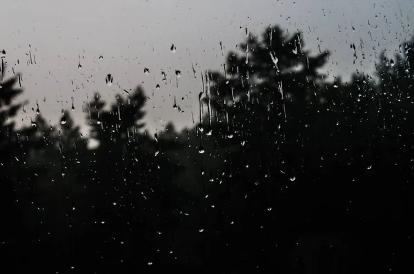 Gotas de água no vidro da janela com um padrão interessante — Fotografia de Stock