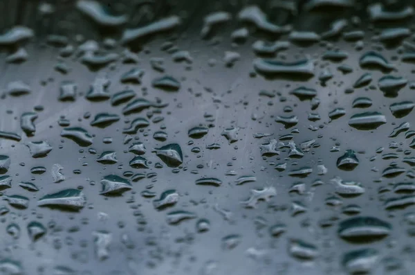 Wassertropfen auf dem Fensterglas mit einem interessanten Muster — Stockfoto