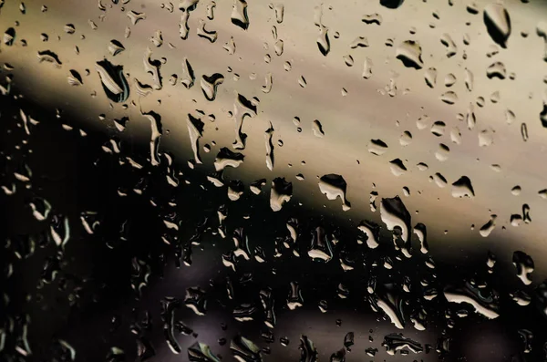 Wassertropfen auf dem Fensterglas mit einem interessanten Muster — Stockfoto