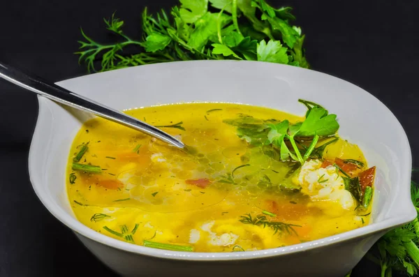 En läcker soppa med grönsaker och fisk på en svart bakgrund — Stockfoto