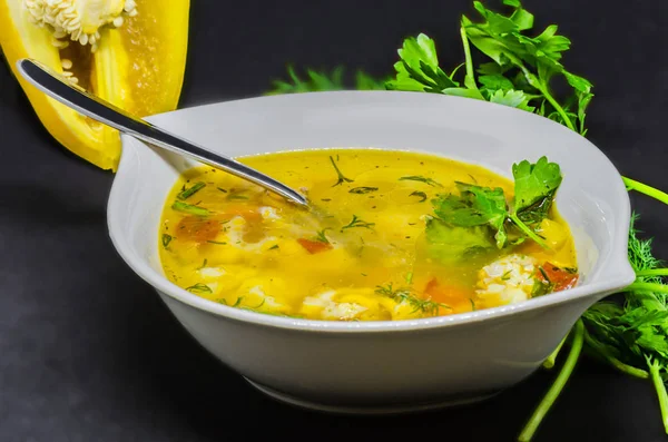 Una deliciosa sopa con verduras y pescado sobre un fondo negro —  Fotos de Stock