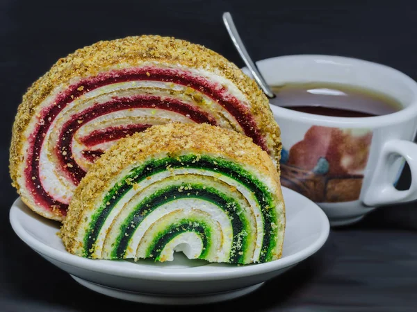 Krem kolorowy jelly roll bardzo słodki i smaczny deser — Zdjęcie stockowe
