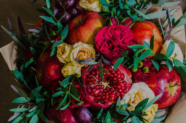 Outono fresco buquê frutado vegetariano de maçãs, uvas, romãs e rosas Fotos De Bancos De Imagens