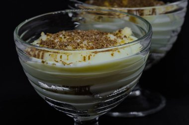 çikolata parçaları ile tepesinde vanilyalı cam yemekler, pudingle sütü