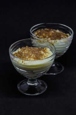 çikolata parçaları ile tepesinde vanilyalı cam yemekler, pudingle sütü