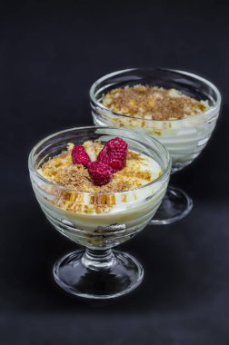 çikolata parçaları ile tepesinde vanilyalı cam yemekler, pudingle sütü