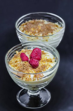 çikolata parçaları ile tepesinde vanilyalı cam yemekler, pudingle sütü