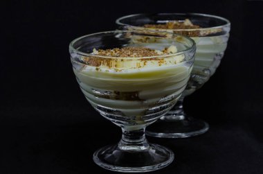 çikolata parçaları ile tepesinde vanilyalı cam yemekler, pudingle sütü