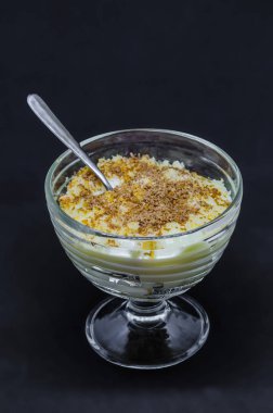 çikolata parçaları ile tepesinde vanilyalı cam yemekler, pudingle sütü