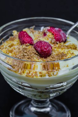 çikolata parçaları ile tepesinde vanilyalı cam yemekler, pudingle sütü