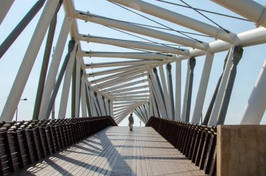 Köprü, Güney Netanya 'da Ben Gurion Caddesi üzerinde yer almaktadır. Doğudaki Kış Gölü rezervi ile batıdaki Iris rezervi arasındaki yayalar ve bisikletçiler için bağlantı ekseni görevi görür.