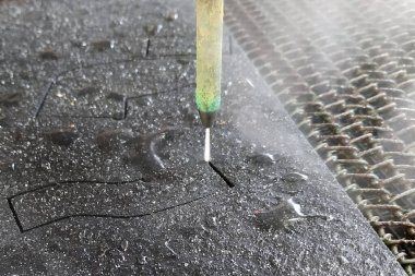 Cnc makinesinde yıpratıcı bir bakır elektrikli büstiyer ile su kesimi