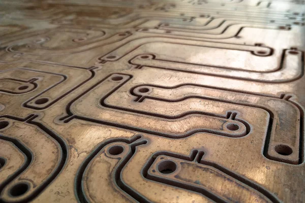 Cnc makinesinde yıpratıcı bir bakır elektrikli büstiyer ile su kesimi