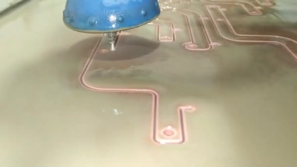 Cncマシン上の水で電気銅からタイヤを切断 — ストック動画