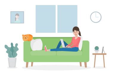 Covid-19 salgını sırasında evde çalışan bir kadın oturma odasındaki kanepede bir kediyle bilgisayar laptopu kullanarak oturuyor. Ev kavramından çalış.
