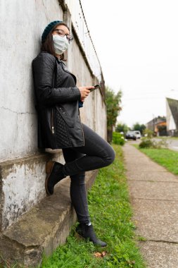 Karantinada maskeli kadın