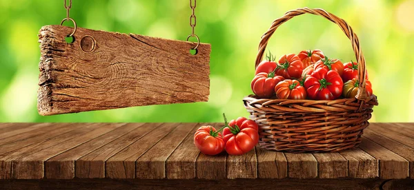 Pomodori Freschi Cesto Tavolo Legno — Foto Stock