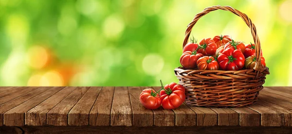 Pomodori Freschi Cesto Tavolo Legno — Foto Stock