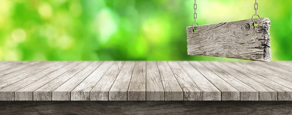 Drewniany Blat Deska Rozmytym Zielonym Tłem — Zdjęcie stockowe