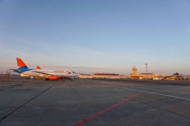 Azimut Havayolları uçakları uçuşları için hazırlanıyor. Krasnodar Uluslararası Havaalanı. 22 Aralık 2019