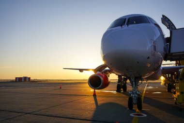 Azimut Havayollarının uçağı yolcularını bekliyor. Krasnodar Uluslararası Havaalanı. 22 Aralık 2019