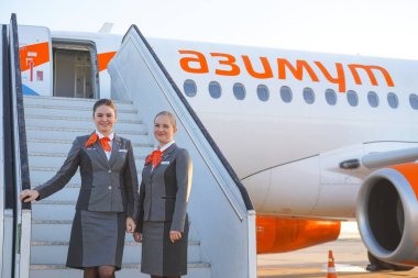 Azimut Havayolları 'nın uçuş görevlileri Krasnodar-Münih (Almanya) uçuşunun ilk yolcularını karşılıyor. 22 Aralık 2019