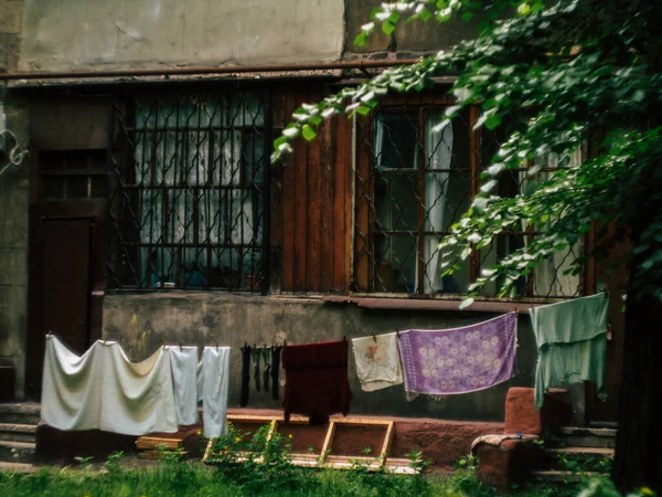 Vidéki ház ház ablakokkal, ruhával szárítás — Stock Fotó