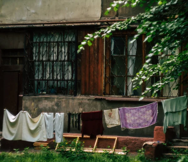 乾燥した服を着た窓のあるカントリーハウス — ストック写真