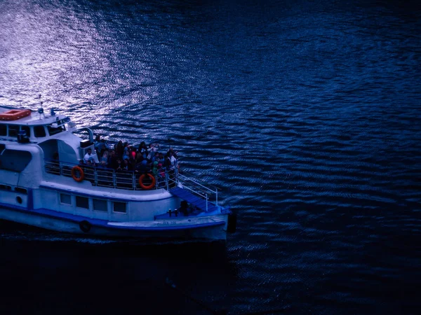 Vackert Fartyg Seglar Mörk Flod Lugn Kväll Sommar — Stockfoto