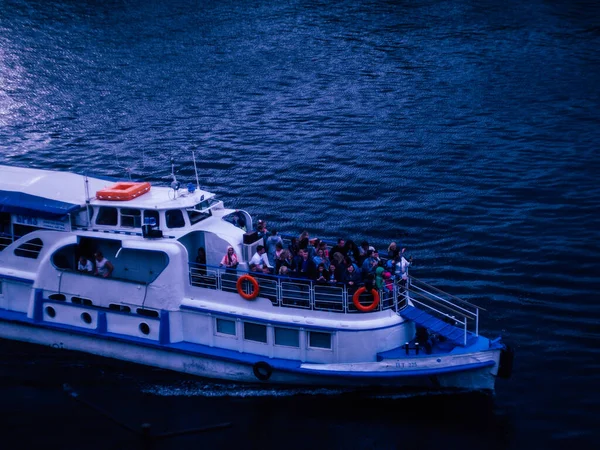 Bateau Plein Beauté Naviguant Sur Une Rivière Sombre Pendant Soirée — Photo