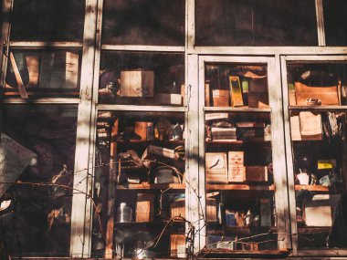 Gizemli bir pencerede güzel lekeli eski şeyler