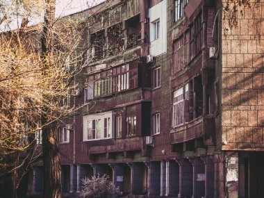 Bu güzel fotoğraf, eski Rus şehrinin avlularından birinde çekildi..