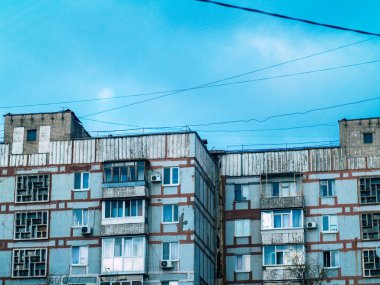 Güneşli bir yaz gününde eski bir Rus bahçesi