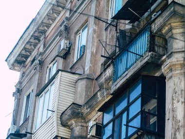 Güneşli bir yaz gününde eski bir Rus bahçesi