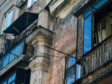 Güneşli bir yaz gününde eski bir Rus bahçesi