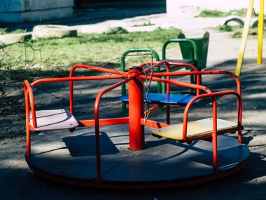 Güneşli bir yaz gününde eski bir Rus bahçesi