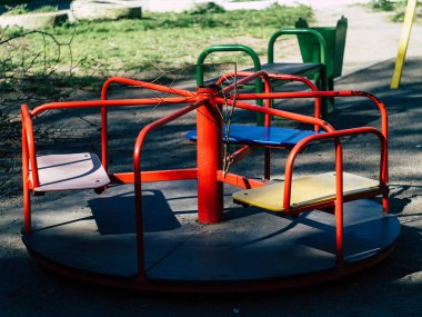 Güneşli bir yaz gününde eski bir Rus bahçesi