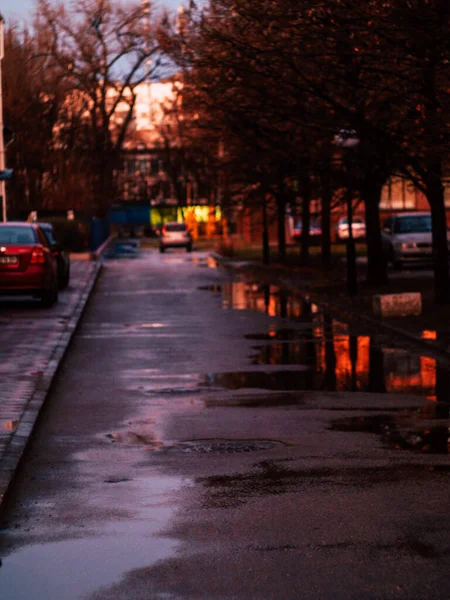 Şehirdeki Birikintilerine Yağmur Yağıyor — Stok fotoğraf