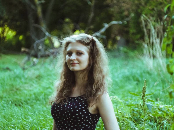Piękna blondynka dziewczyna w sukience na tle lato zielone pole — Zdjęcie stockowe