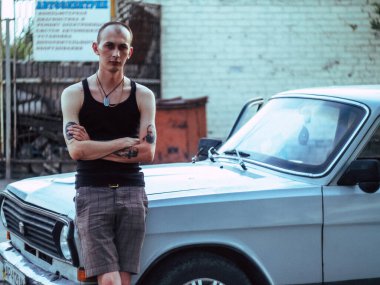 Yaşlı, yakışıklı, dövmeli adam.