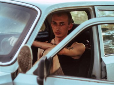 Yaşlı, yakışıklı, dövmeli adam.