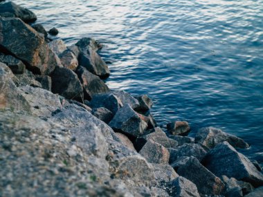 Sıcak bir yaz akşamında güzel, kayalık bir nehir kıyısında