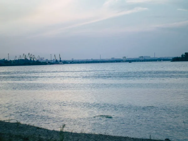 Schöner Stadtstrand Blauer Fluss Sommer Warmer Abend — Stockfoto