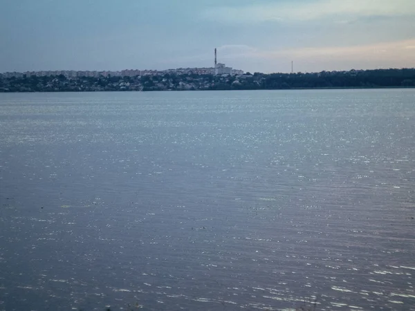 Schöner Stadtstrand Blauer Fluss Sommer Warmer Abend — Stockfoto