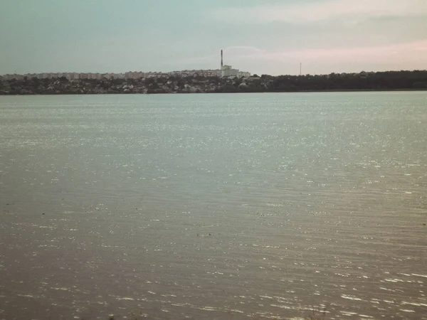 Schöner Stadtstrand Blauer Fluss Sommer Warmer Abend — Stockfoto