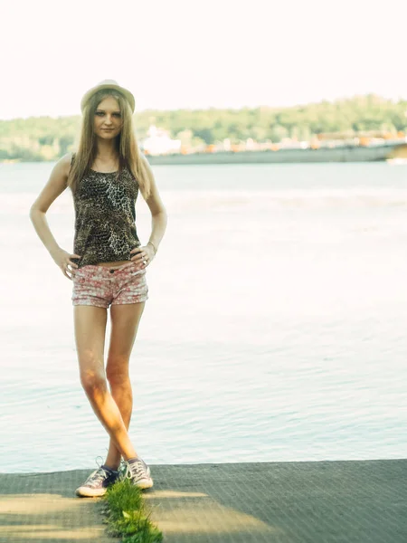 Menina Morena Bonito Jovem Relaxante Cais Perto Lago — Fotografia de Stock