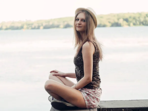 Beautiful Boho Girl Standing Sunset Lake Attractive Young Woman White — Stock Photo, Image
