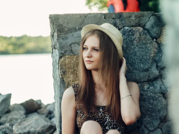 Beautiful Boho Girl Standing Sunset Lake Attractive Young Woman White — Stock Photo, Image