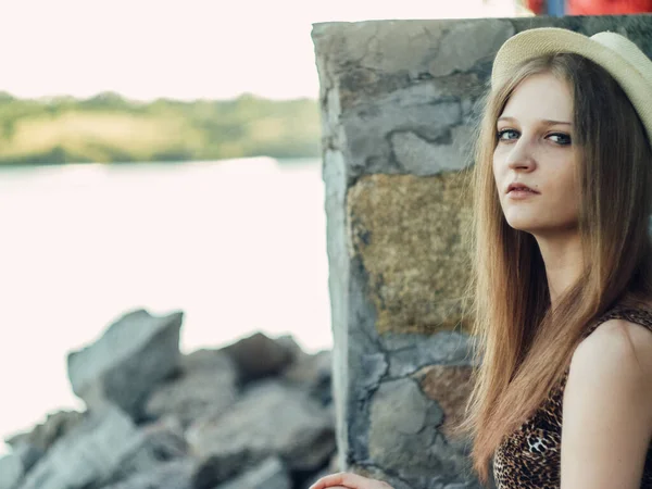 Bella Ragazza Boho Piedi Tramonto Vicino Lago Attraente Giovane Donna — Foto Stock