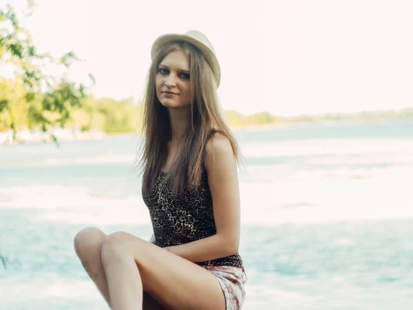 Красива Дівчина Бухо Стоїть Заході Сонця Біля Озера Приваблива Молода — стокове фото